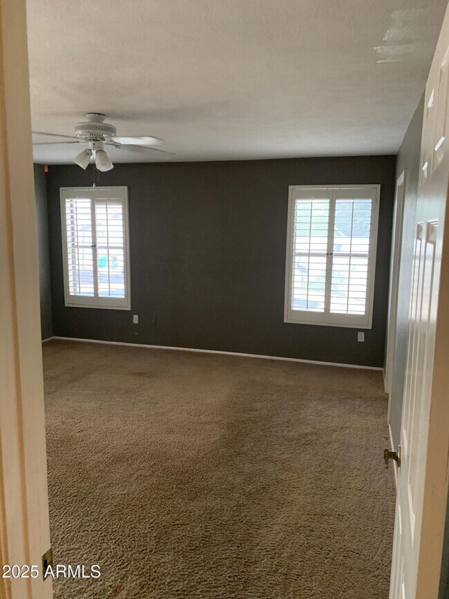 Building Photo - 435 E Larkspur Ln