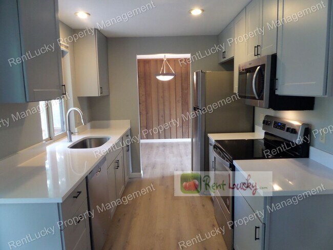 Building Photo - Wonderful & Updated 3-Bedroom Home w/Custom Chicken Coop in Redmond FOR RENT!!