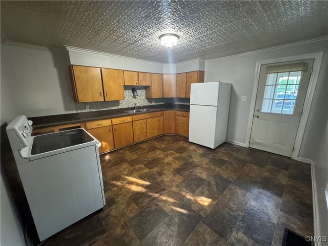 Building Photo - 27 Greenman Ave