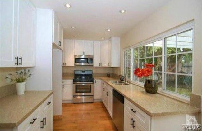 Building Photo - 2219 Scenicpark St