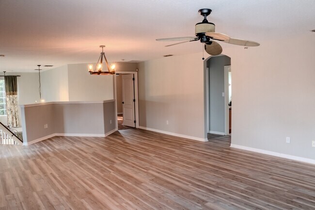 Building Photo - 1557 Amaryllis Cir