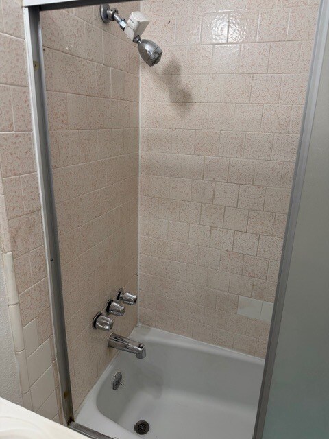 Building Photo - 423 E 82nd St