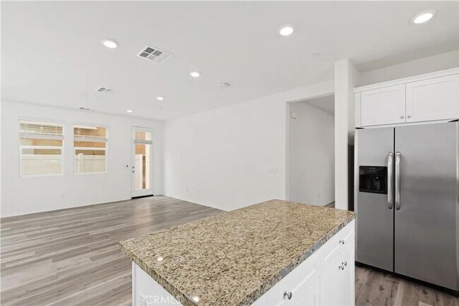 Building Photo - Great 3 bed 3 bath home