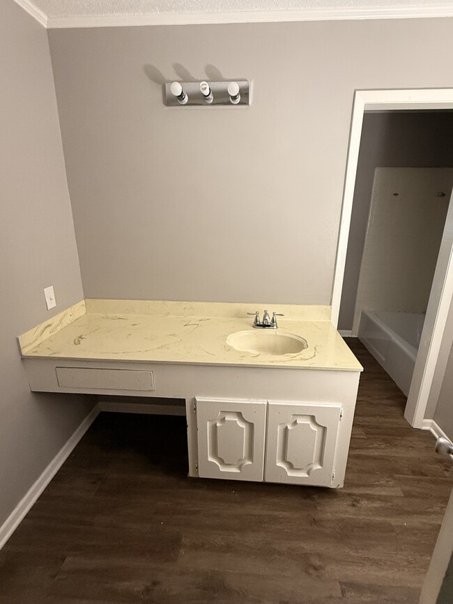 Building Photo - 200 S Birch St