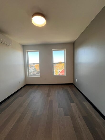 Building Photo - 130 Mallory Ave