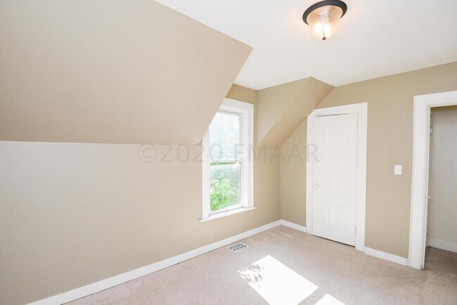 Building Photo - APPLICATION PENDING -- Gorgeous and spacio...