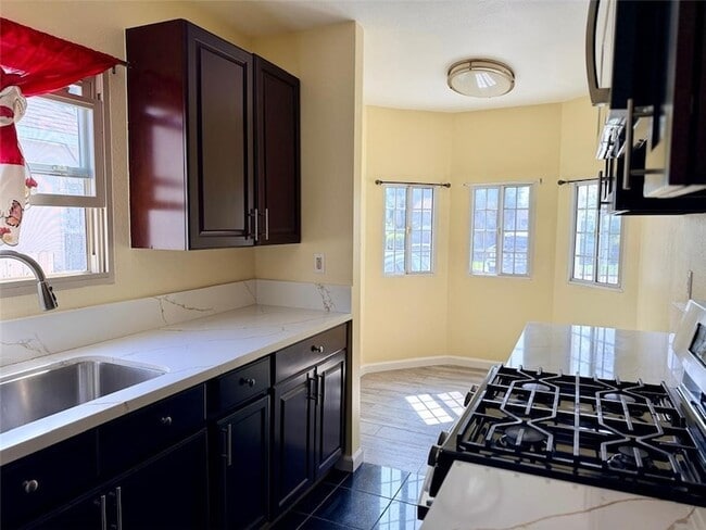 Building Photo - 607 W 101st St