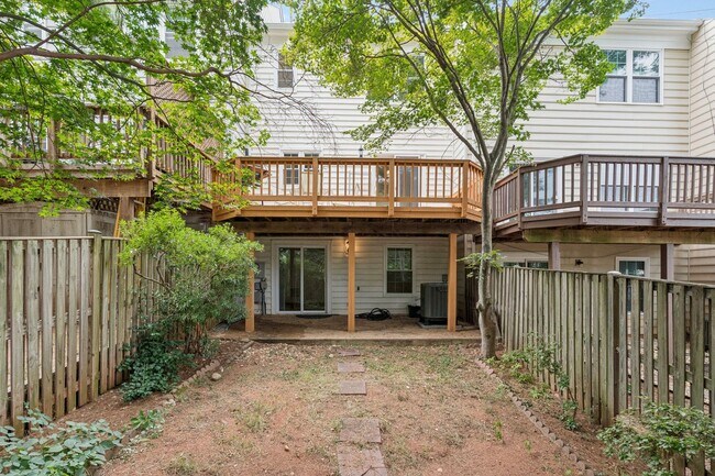 Building Photo - Great Location for schools, shopping and d...