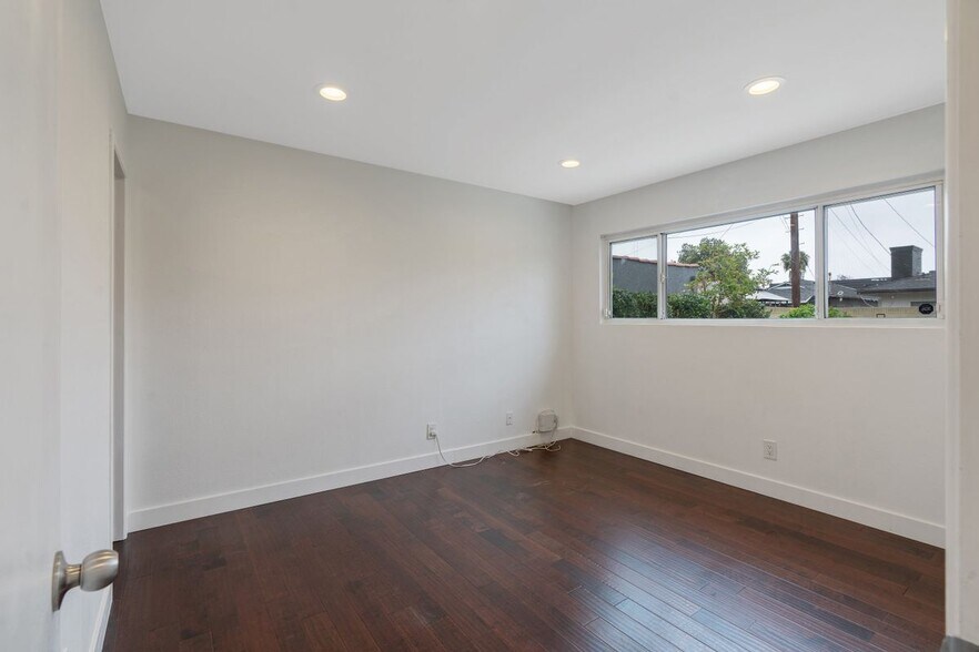 Building Photo - 1427 E 55th St