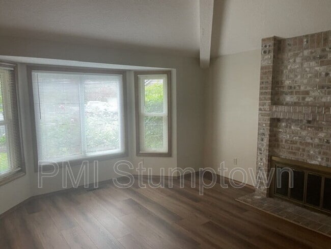 Building Photo - 14745 SW Surrey Ct