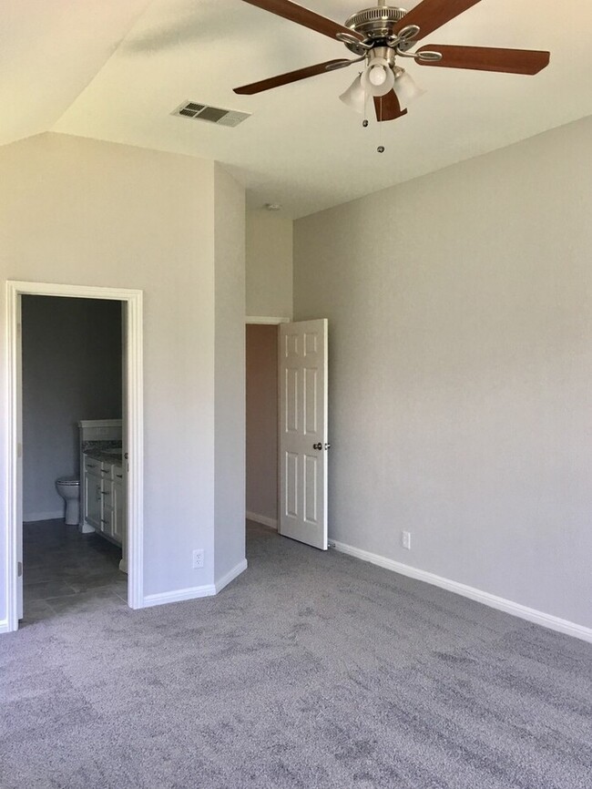 Building Photo - Beautiful remodeled 3 bed 2 bath with open...