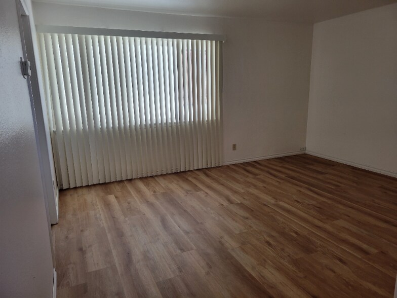Building Photo - 9004 I Ave