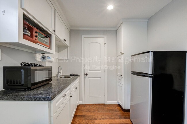 Building Photo - 921 Kern St