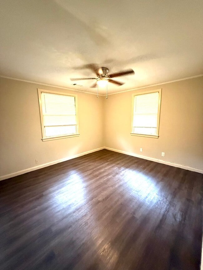 Building Photo - ** 3 Bed 2 Bath located off Narrow Lane rd...