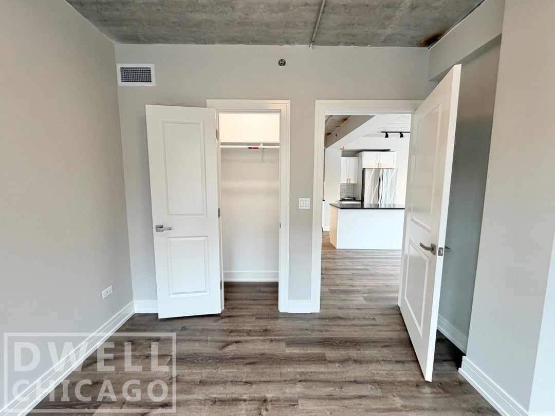 Building Photo - 938 W Carmen Ave