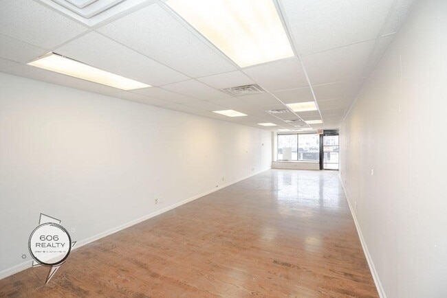 Building Photo - 1550 W 95th St