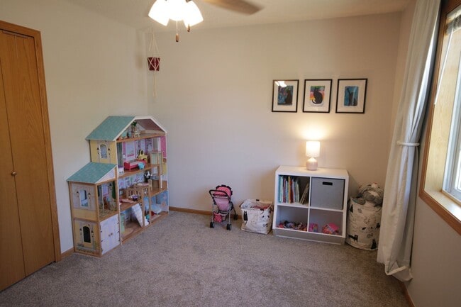 Building Photo - Spacious 5-bedroom, 3-bathroom modern home...