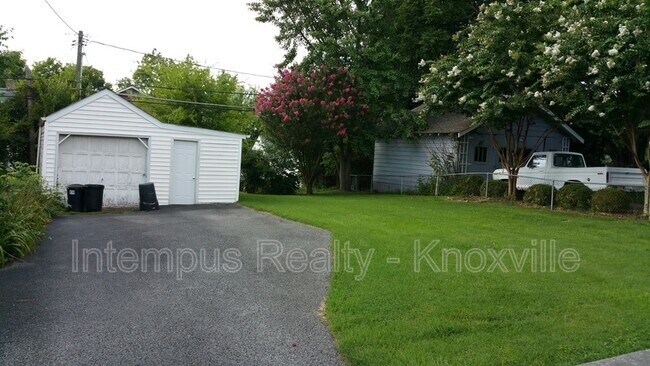 Building Photo - 2103 Fairmont Blvd