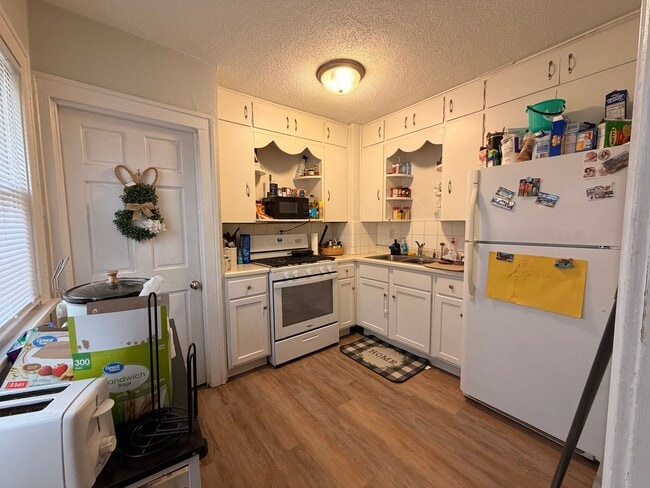 Building Photo - 2 Bedroom House - Updated $875