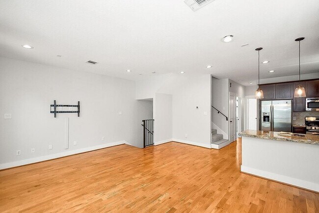 Building Photo - 1121 W 17th St