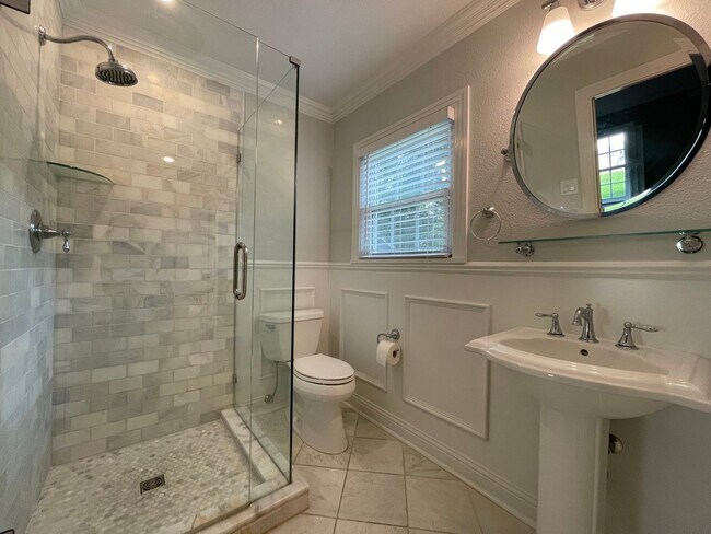 Building Photo - AVAILABLE NOW --3 BEDROOM 2 BATH HOME IN T...