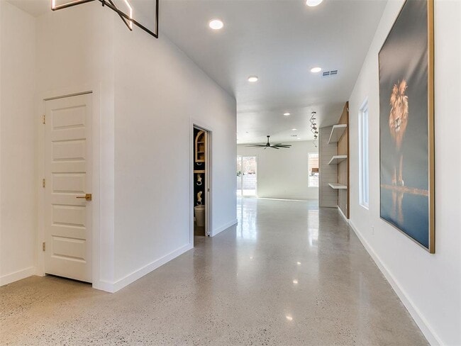 Building Photo - 605 N Idaho Ave