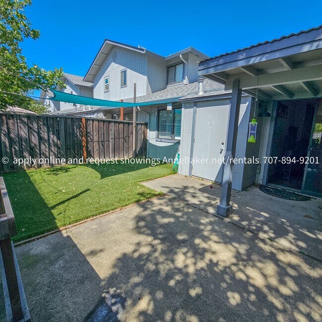 Building Photo - Exquisitely Updated Condo - Must See