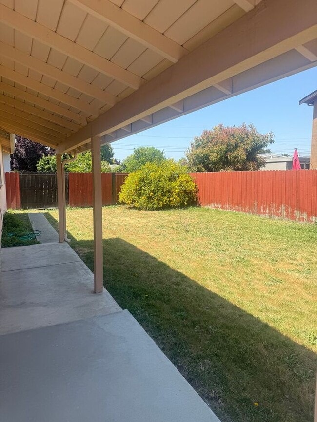 Building Photo - Charming 3 bedroom 2 bath home