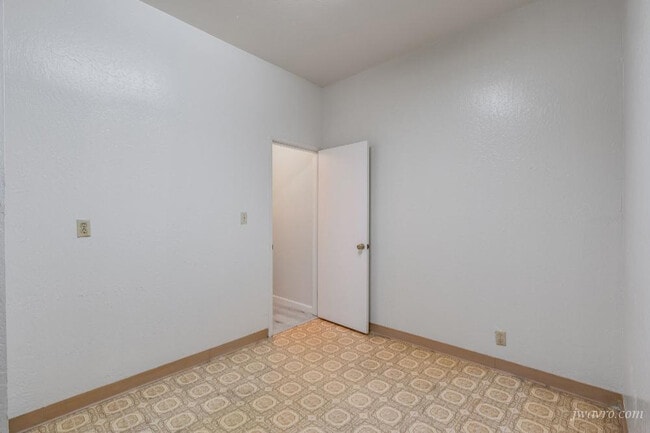 Building Photo - 33a Isis St