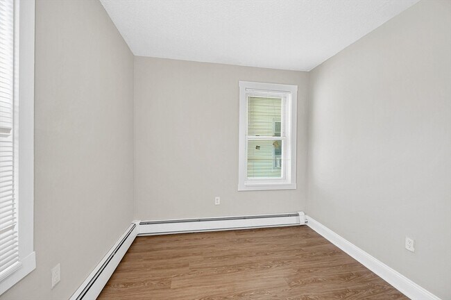 Building Photo - 50 1/2 Common St