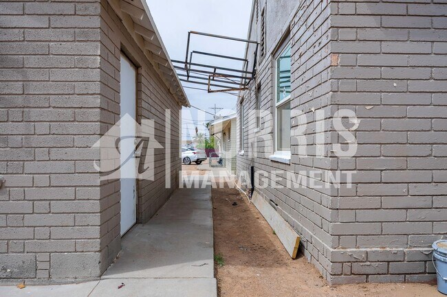 Building Photo - Multi-Unit Space Available NOW!