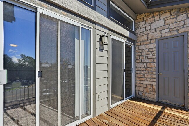 Building Photo - $1,740.95 - 2 bed/1 bath, cozy Denver Condo!
