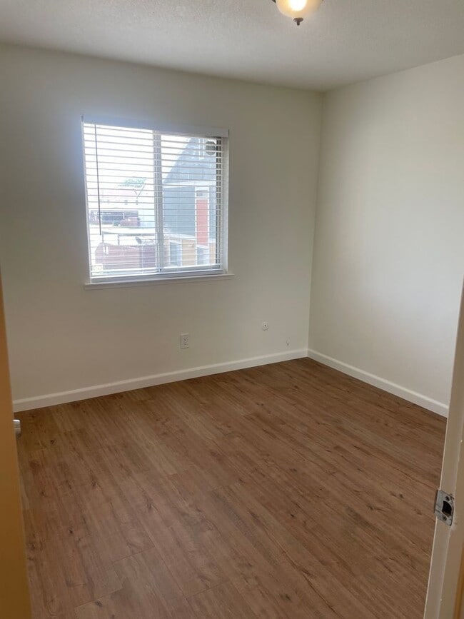 Building Photo - 3 Bedroom, 1.5 Bath Home in Parkway Neighborhood