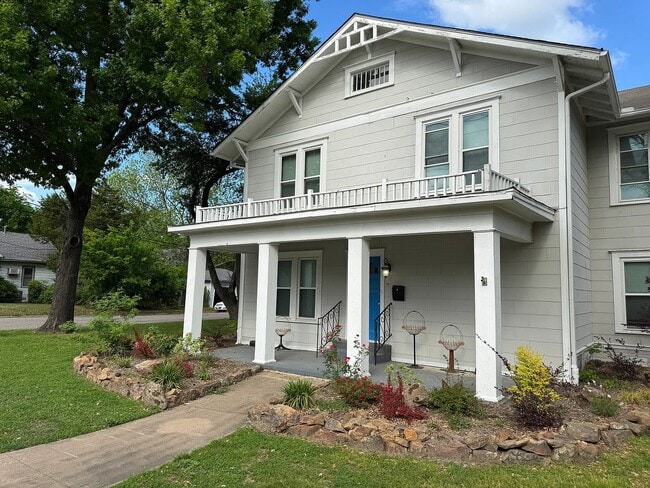 Building Photo - 2402 Monroe St