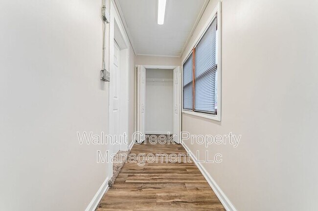 Building Photo - 870 S Main St