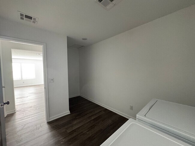 Building Photo - 3 bedroom Newer home
