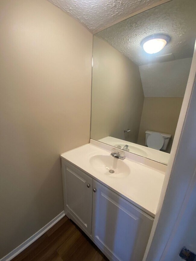 Building Photo - Large Townhome w/Master Balcony, Convenient to Tyndall AFB! *1/2 OFF Security Deposit for A-D Mil...