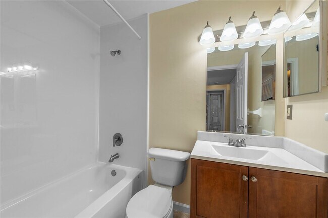 Building Photo - 700 Ridgeside Dr