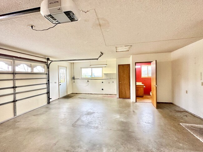 Building Photo - Beautiful Custom Home in Fallbrook, just m...