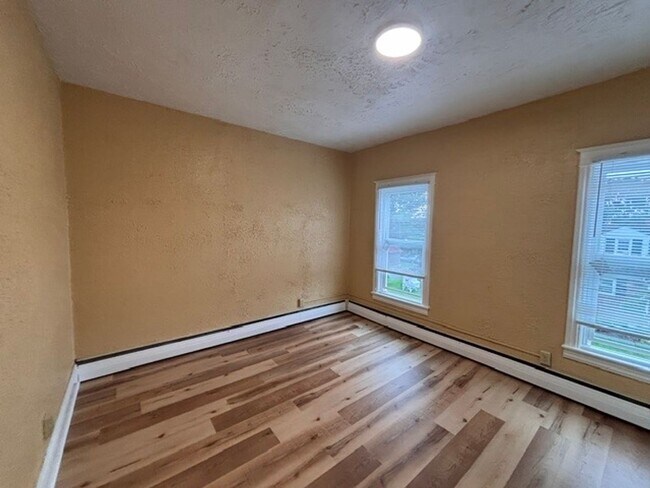 Building Photo - 22 S Elm St