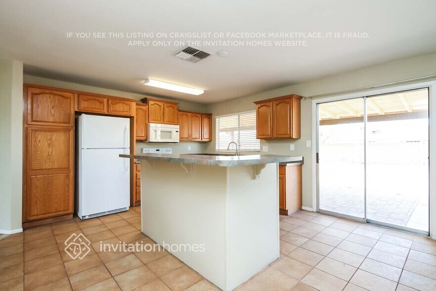 Building Photo - 811 E Hillview Cir
