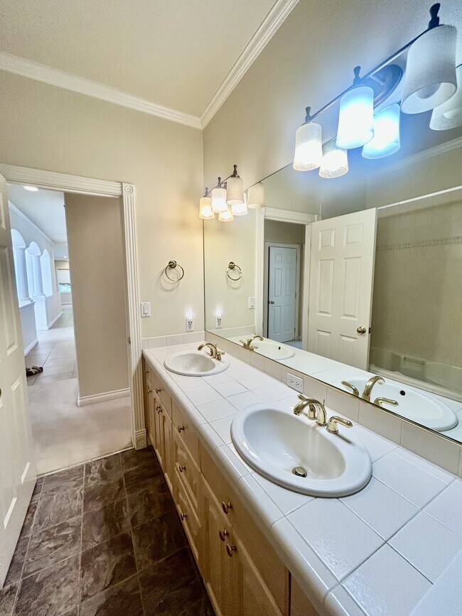 Building Photo - 560 E Maberry Dr