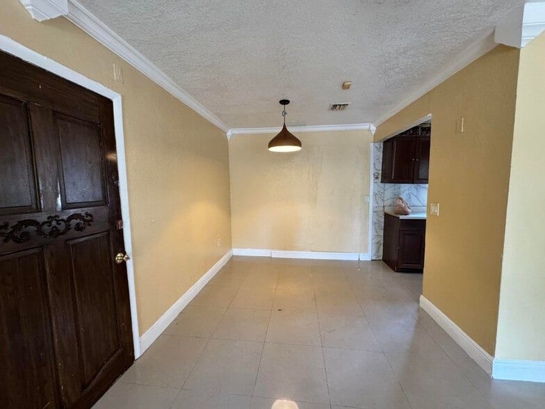 Building Photo - 867 Caroline Cir