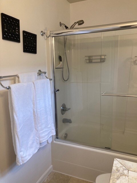 Hallway Bath - 8822 SE Brooklyn St