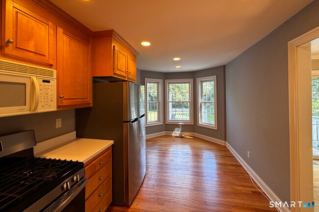 Building Photo - 405 S Pine Creek Rd