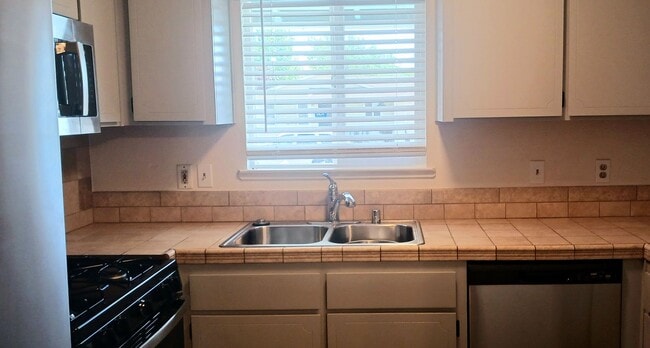 Building Photo - Updated 3 bedroom with A/C and Yard