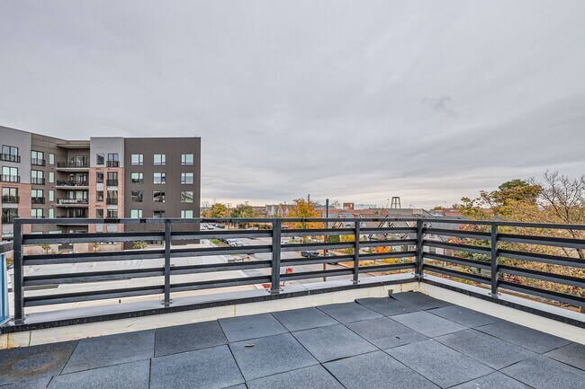 Building Photo - GORGEOUS TOWNHOUSE IN RiNo