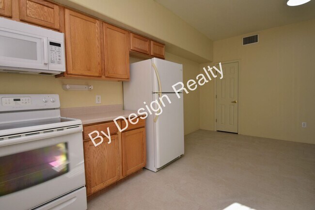 Building Photo - Newly Updated 3 Bed 2 Bath Townhome in Gated Central Tucson Community with Mountain Views