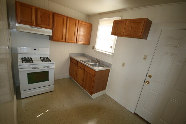 Building Photo - 2300 Rose Dr