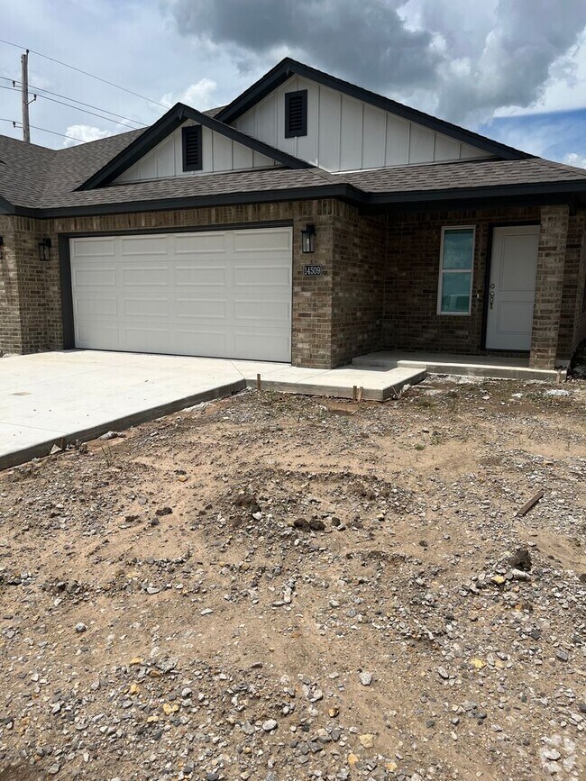 Building Photo - Brand New Duplex!